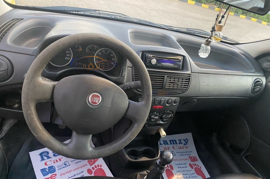 Punto Fiat أسود