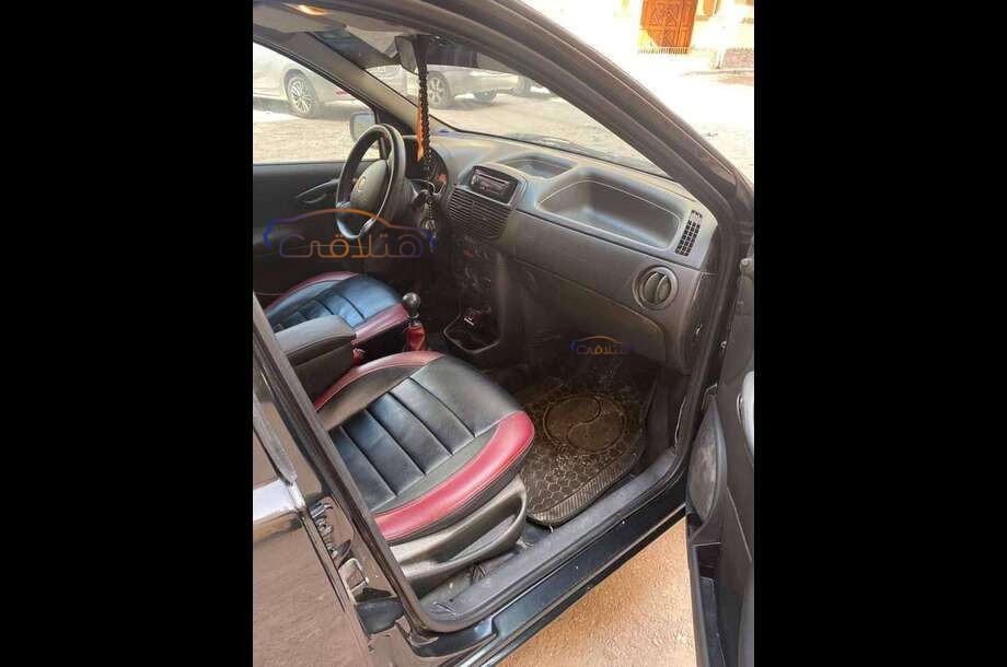 Punto Fiat أسود