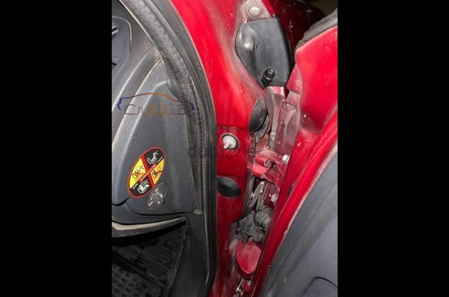 Megane Renault احمر غامق