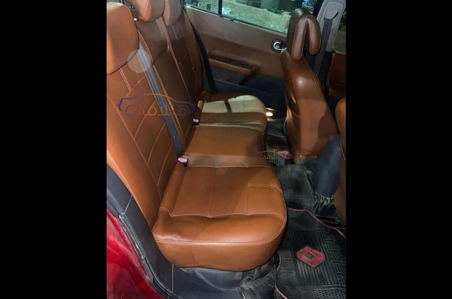 Megane Renault احمر غامق