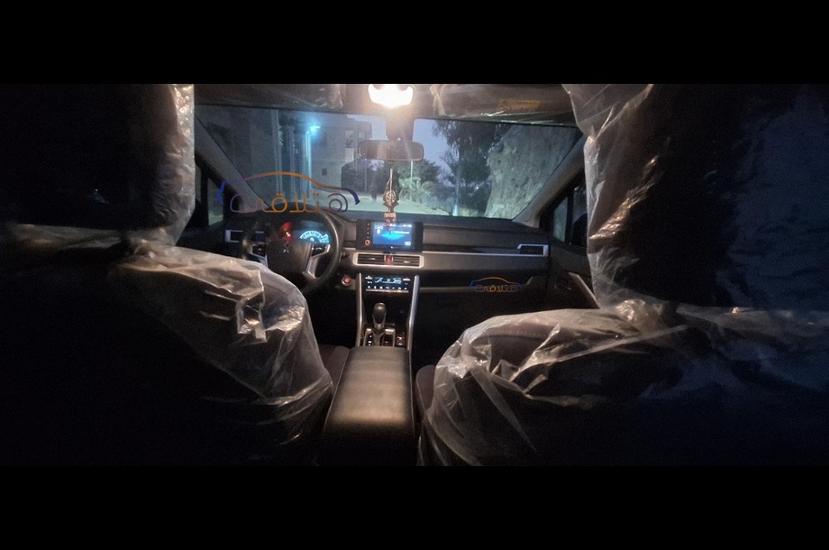 Xpander Cross Mitsubishi فضي