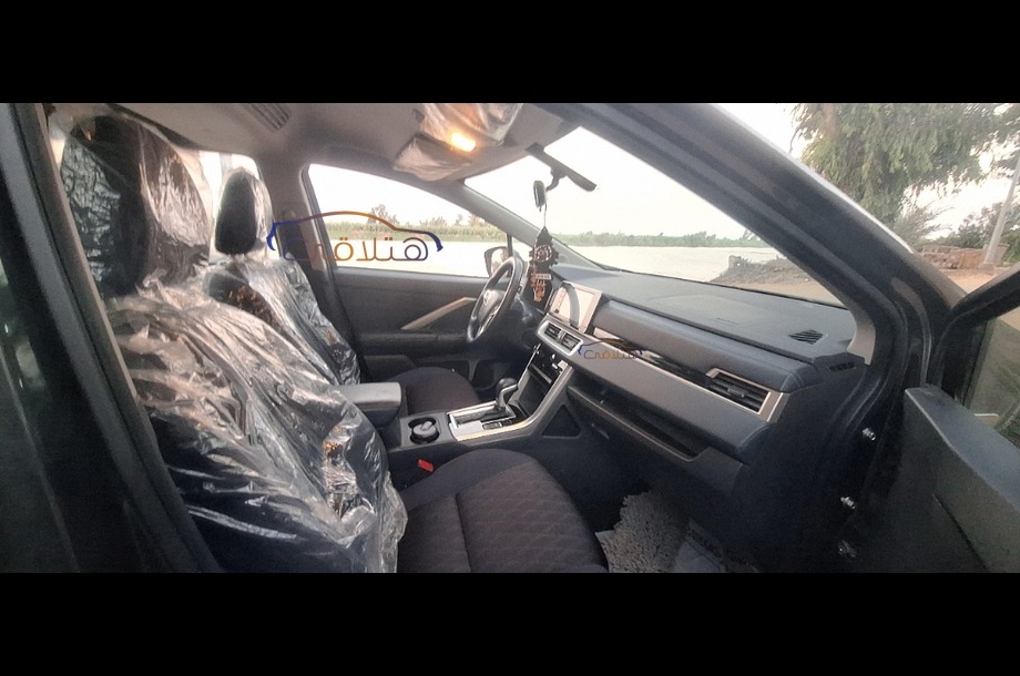 Xpander Cross Mitsubishi فضي