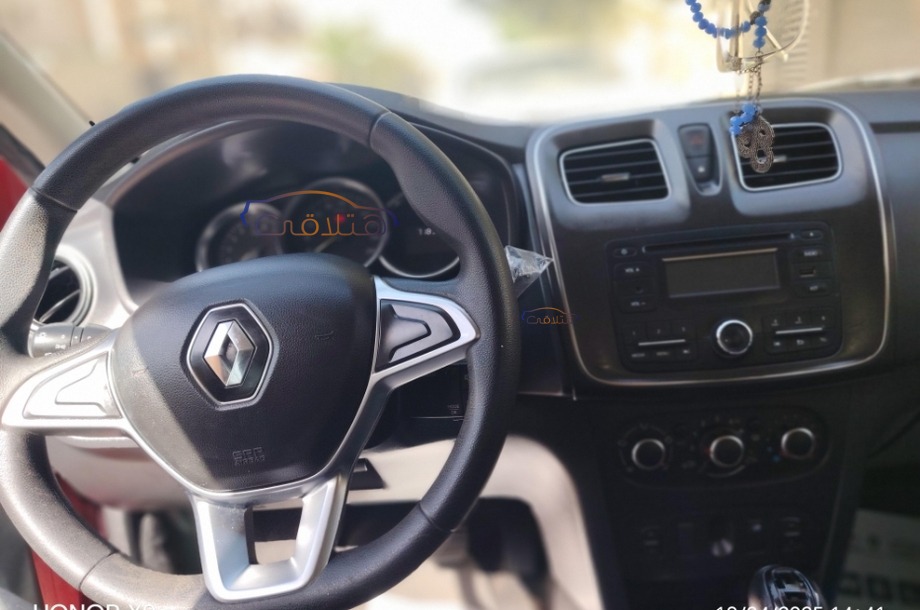 Sandero Renault احمر