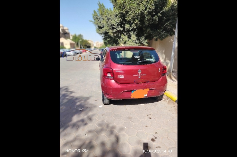 Sandero Renault احمر