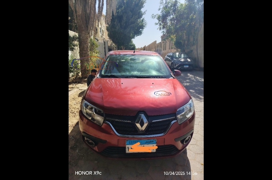 Sandero Renault احمر