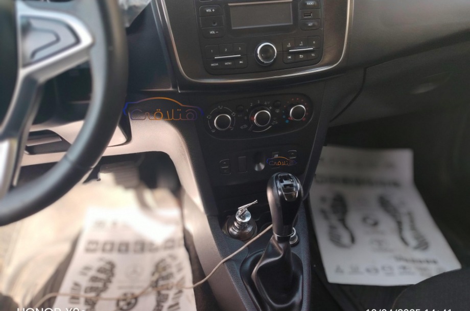 Sandero Renault احمر