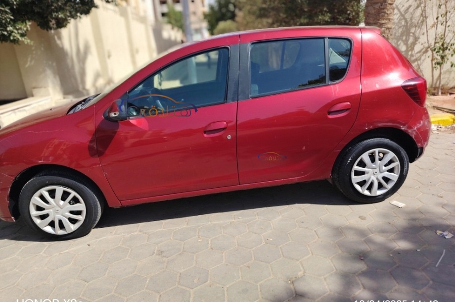 Sandero Renault احمر
