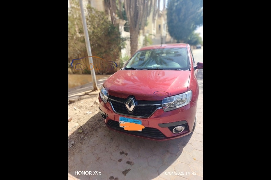Sandero Renault احمر