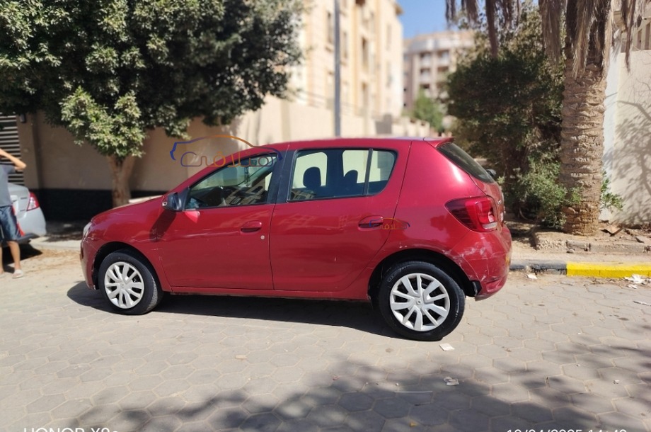 Sandero Renault احمر
