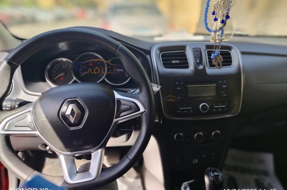 Sandero Renault احمر