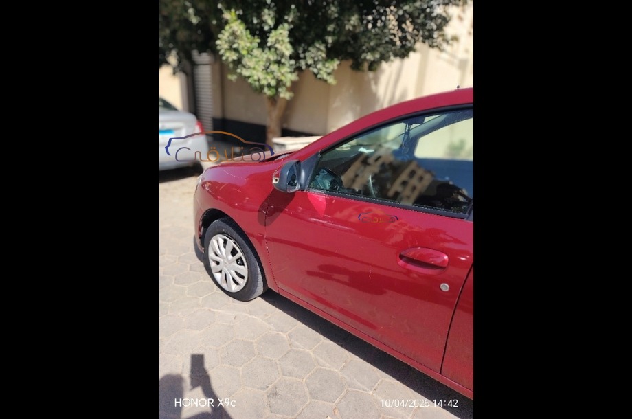 Sandero Renault احمر