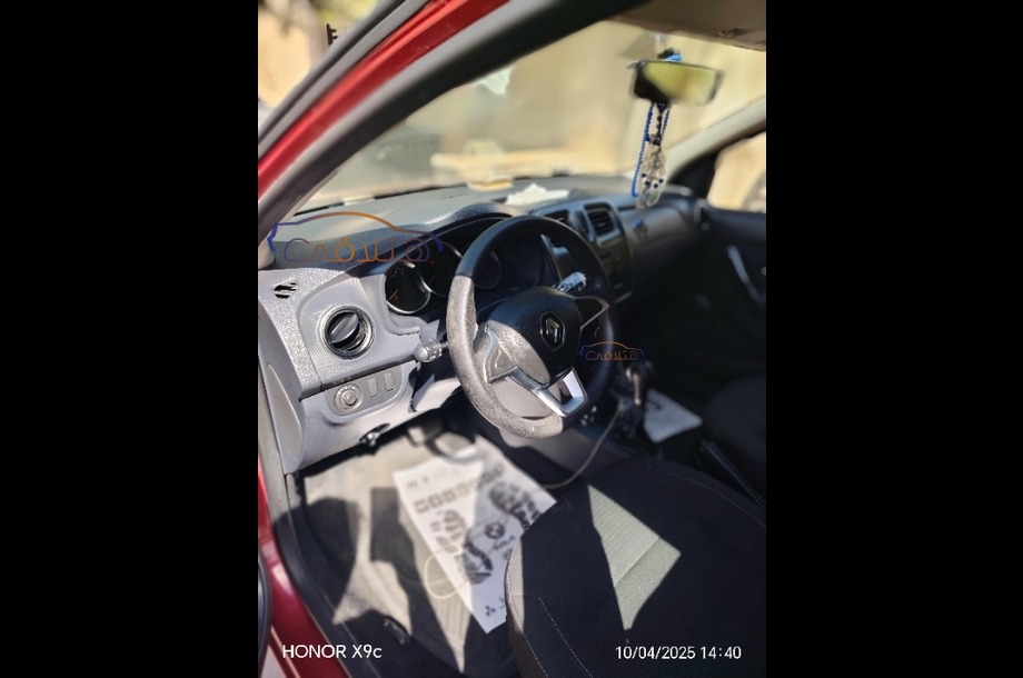 Sandero Renault احمر