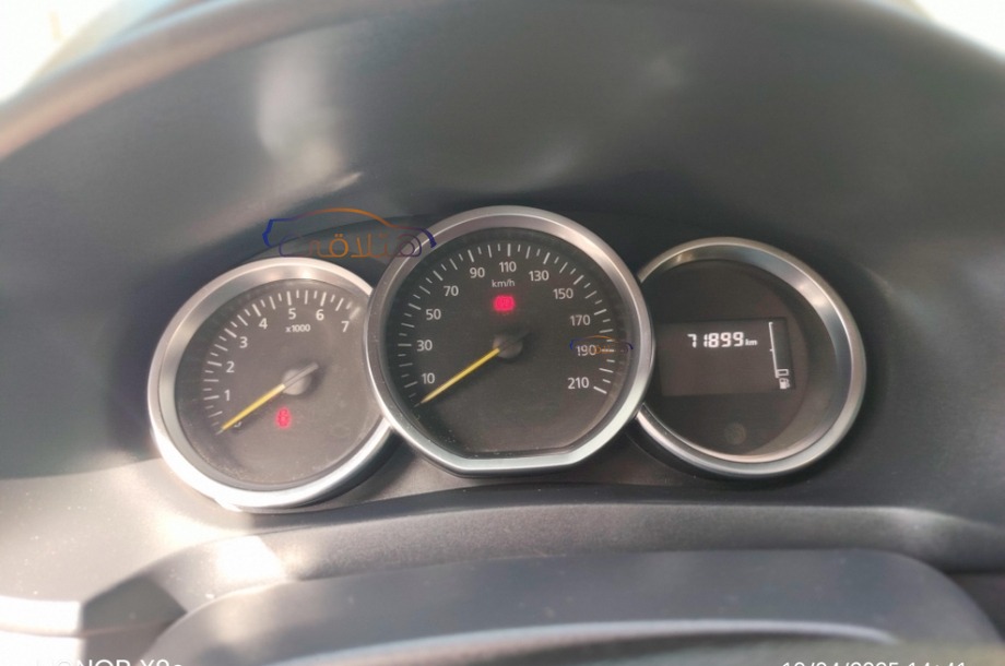 Sandero Renault احمر