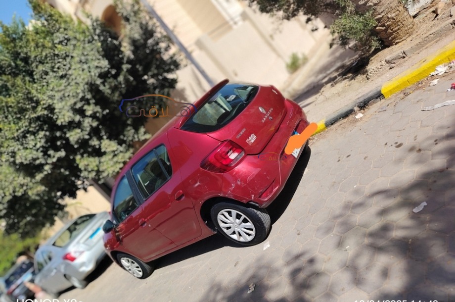 Sandero Renault احمر