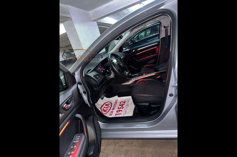 Megane Renault فضي