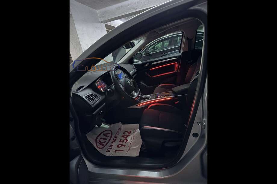 Megane Renault فضي