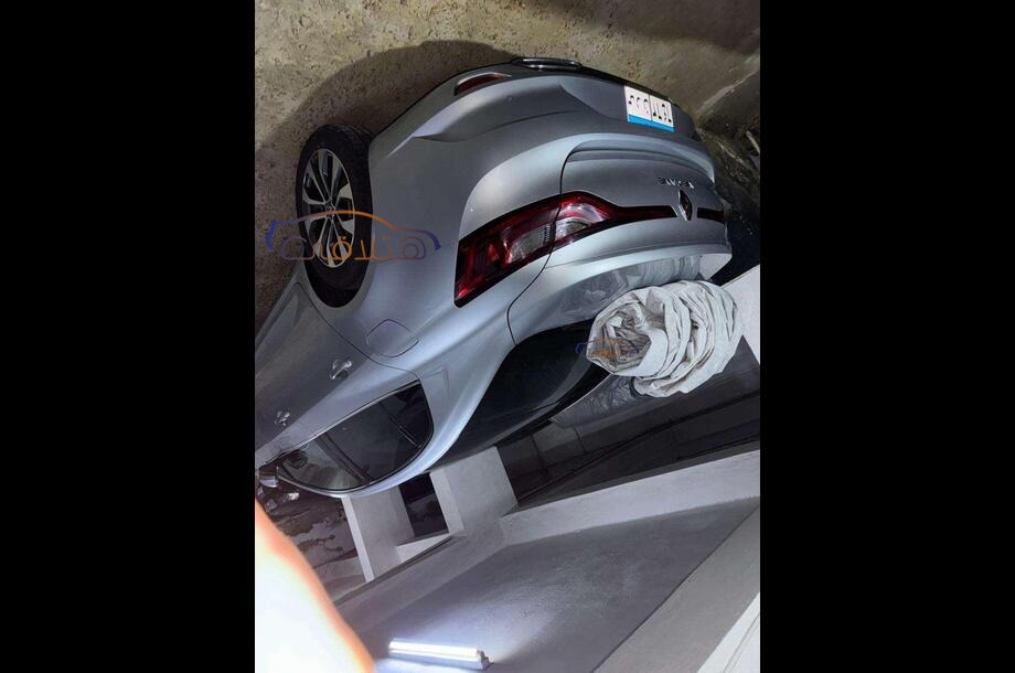 Megane Renault فضي