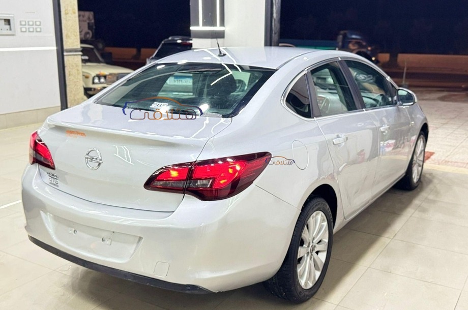 Astra Opel فضي