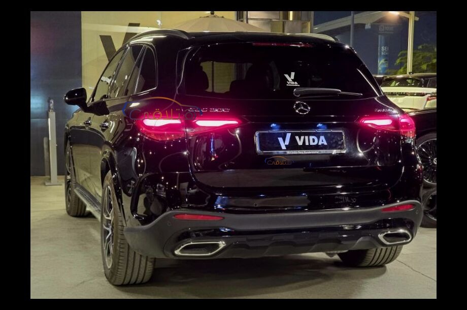 GLC 300 Mercedes أسود