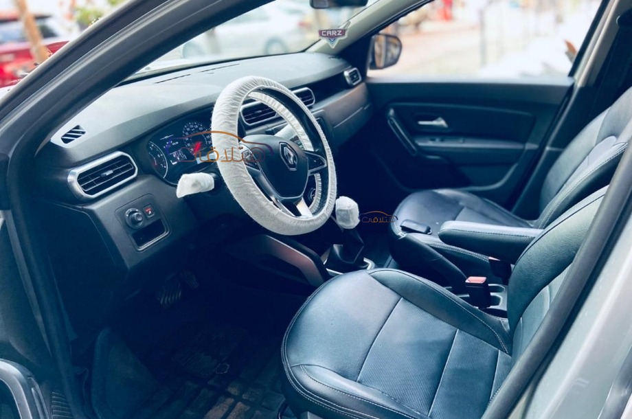 Duster Renault فضي