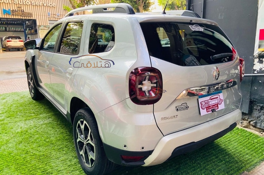 Duster Renault فضي