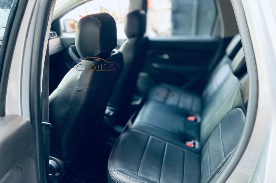 Duster Renault فضي