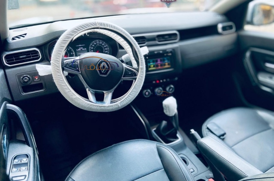 Duster Renault فضي