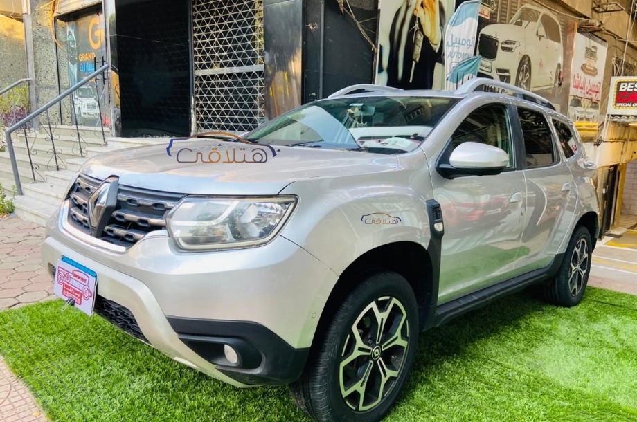 Duster Renault فضي