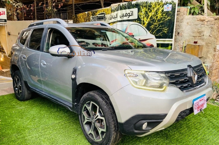 Duster Renault فضي
