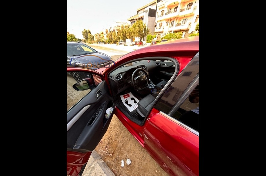 C4 Citroën Dark red