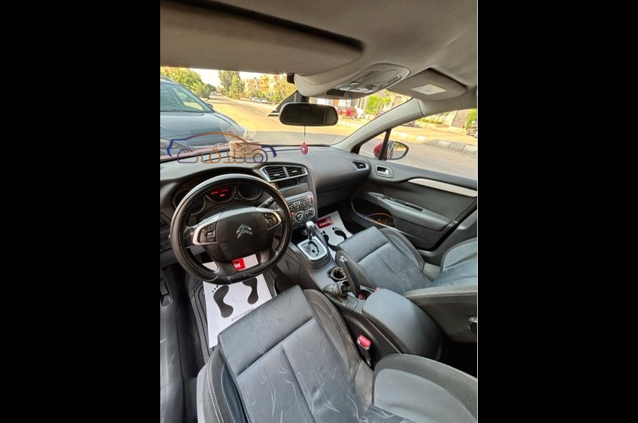 C4 Citroën Dark red