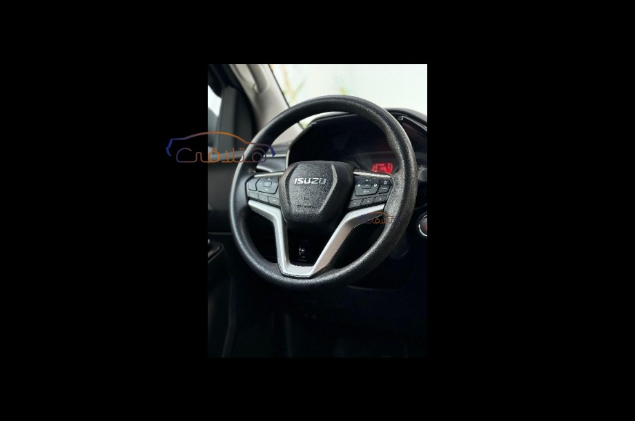 D max Isuzu أبيض