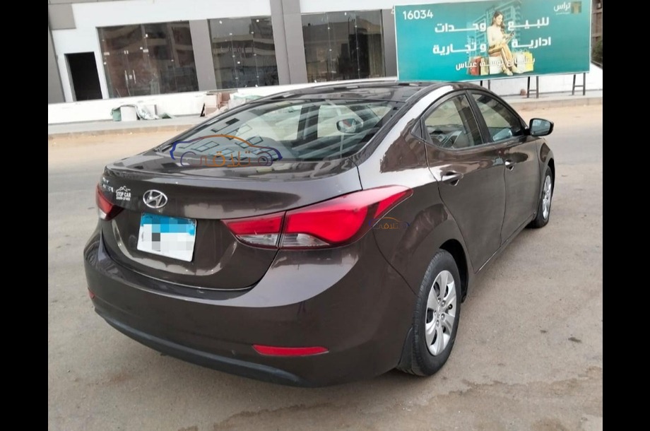 Elantra MD Hyundai بني