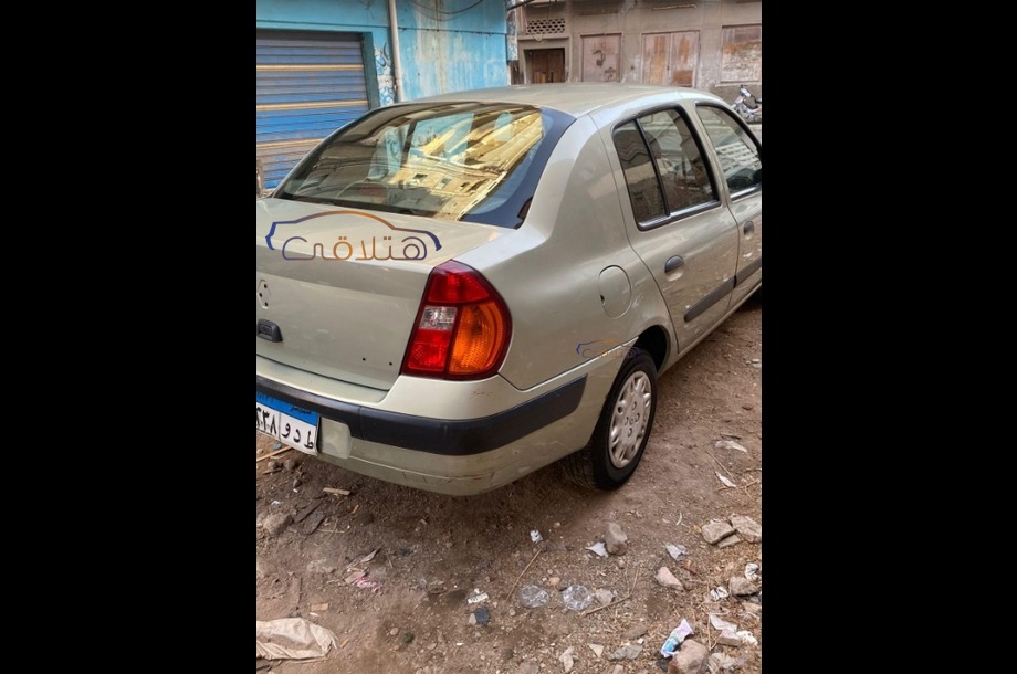 Clio Renault أخضر