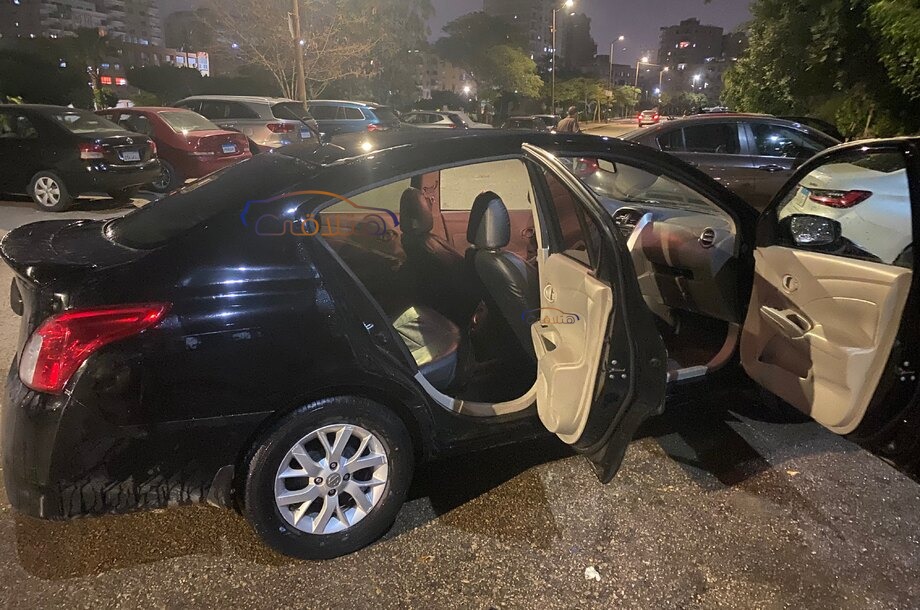 Sunny Nissan أسود