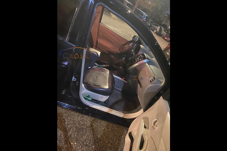 Sunny Nissan أسود