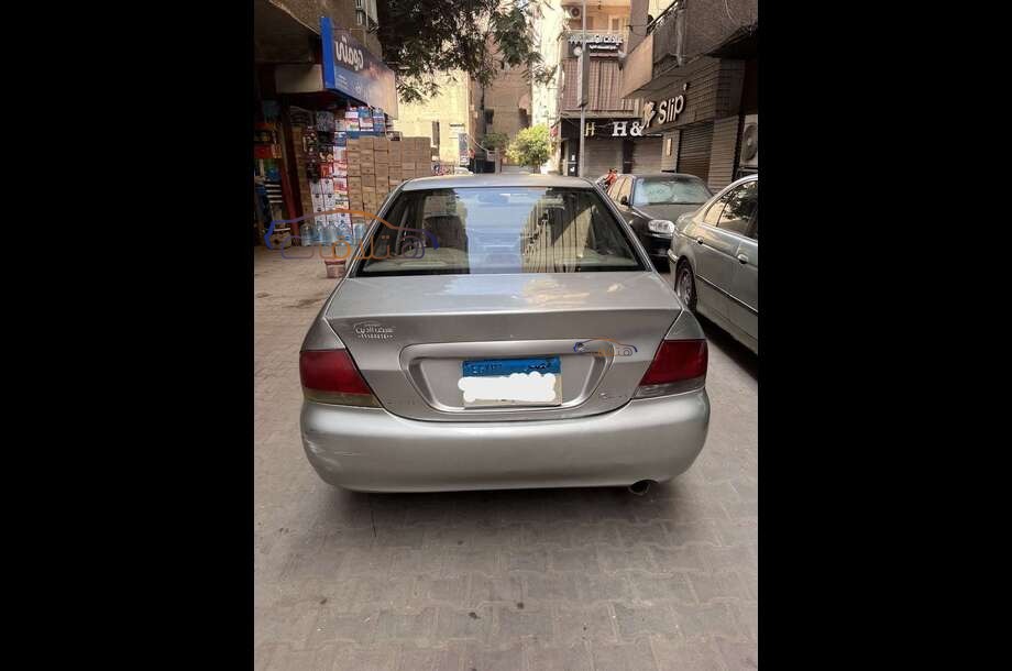 Lancer Puma Mitsubishi ذهبي