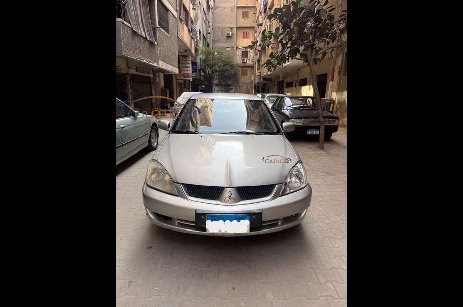 Lancer Puma Mitsubishi ذهبي