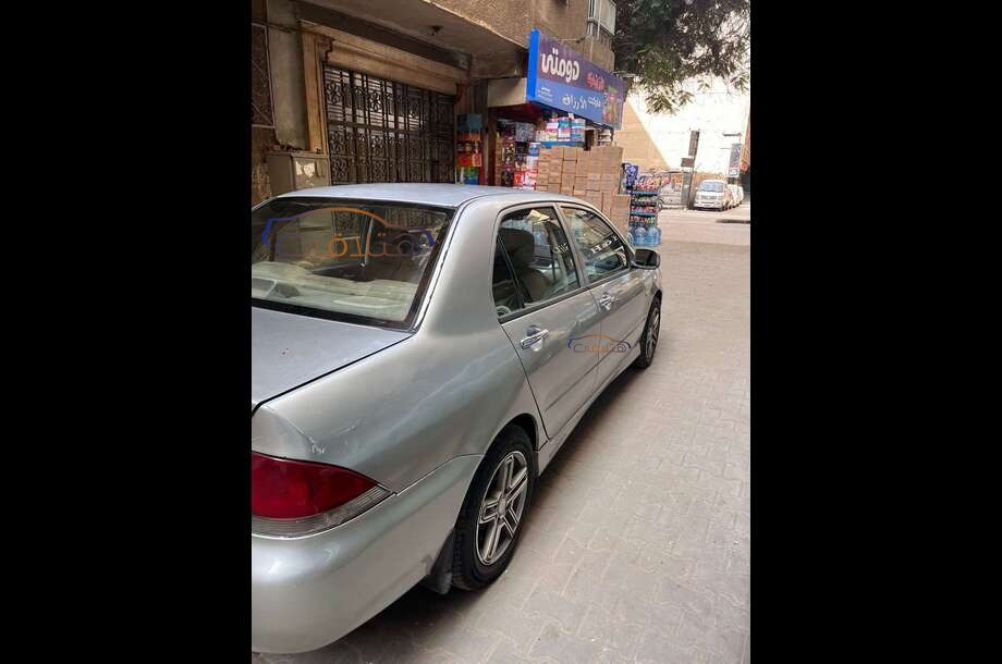 Lancer Puma Mitsubishi ذهبي