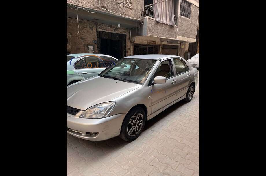 Lancer Puma Mitsubishi ذهبي