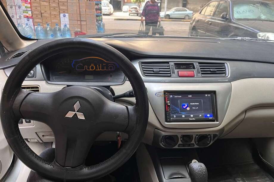 Lancer Puma Mitsubishi ذهبي