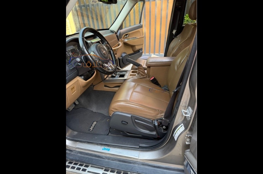 Cherokee Jeep فضي