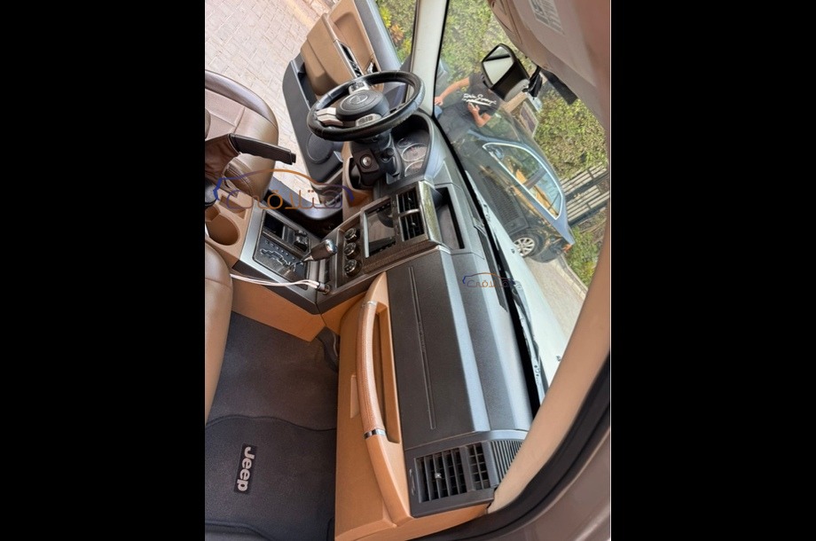 Cherokee Jeep فضي