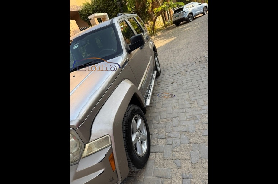 Cherokee Jeep فضي