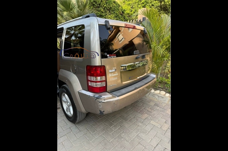 Cherokee Jeep فضي
