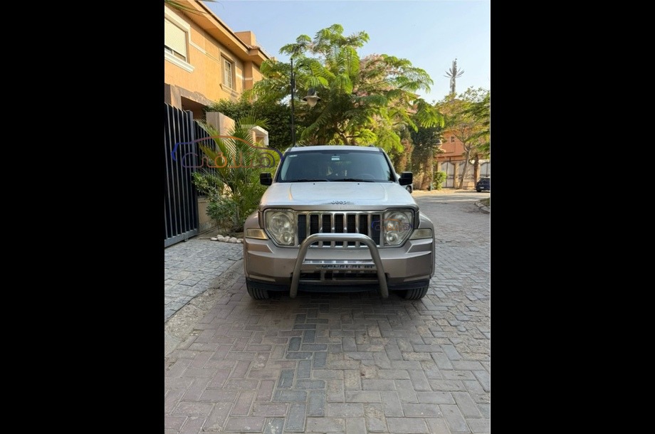 Cherokee Jeep فضي