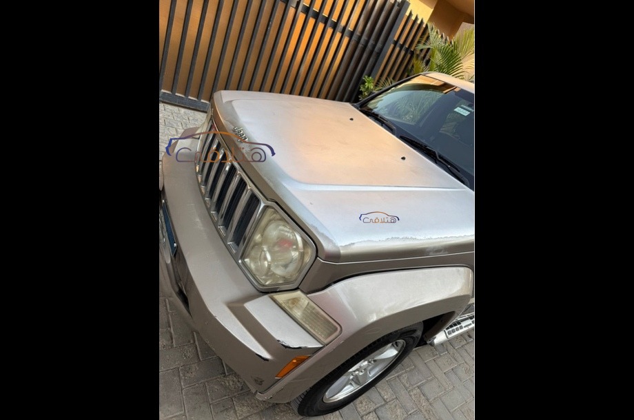 Cherokee Jeep فضي