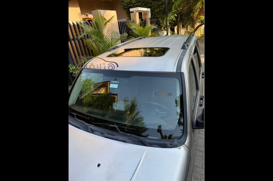 Cherokee Jeep فضي