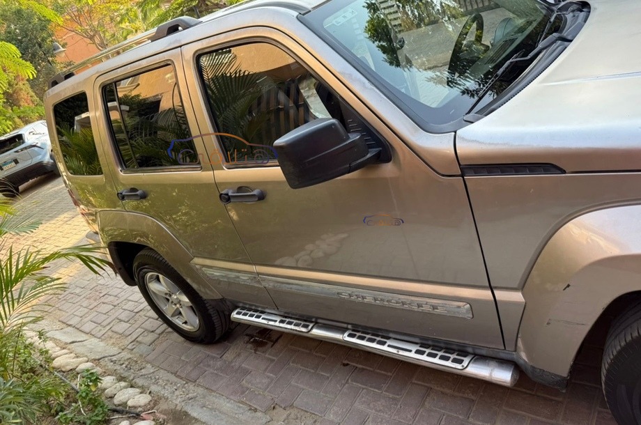 Cherokee Jeep فضي