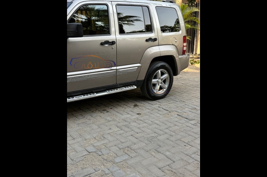 Cherokee Jeep فضي